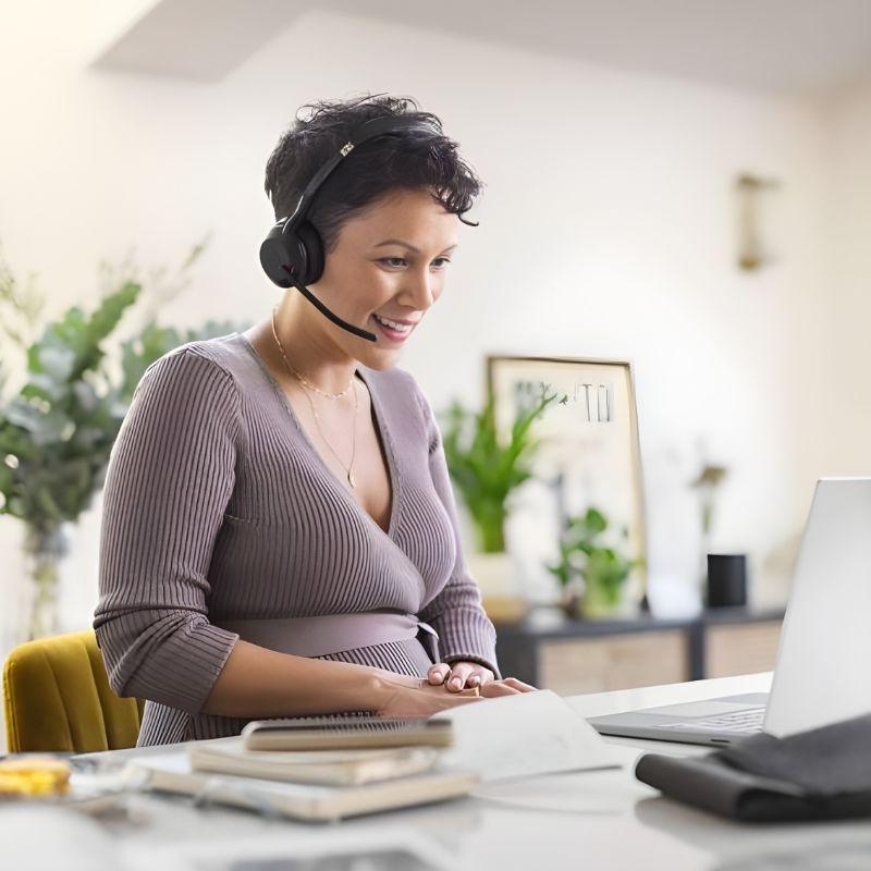 Jabra Evolve2 55 MS Stereo con Soporte de carga, imagen real siendo usado por un humano