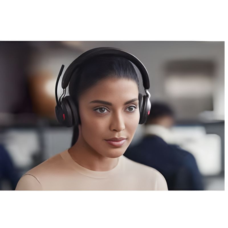 Jabra Evolve2 65 UC Stereo USB-A Noir, utilisé par un humain comme casque audio