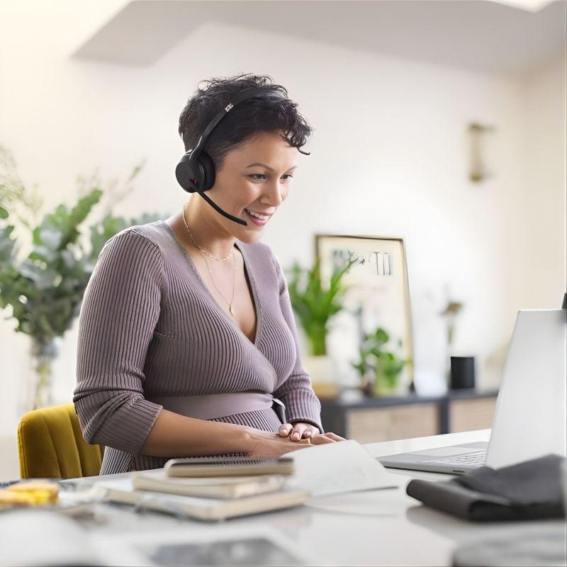 Jabra Evolve2 55 MS Stereo (USB-C) Negro, imagen real usando por un humano