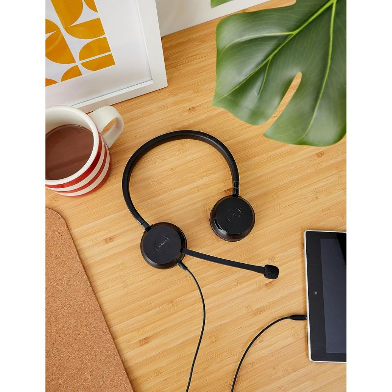 Jabra Evolve 30 II Stereo Jack 3.5 - Auriculares de diadema, foto real sobre un escritorio