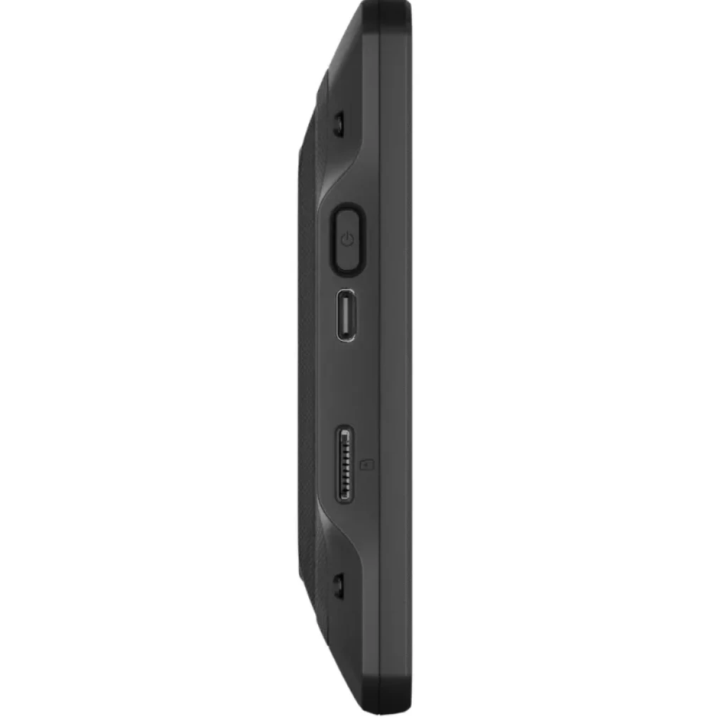 Lateral do Garmin Camper 895 com botão de energia, porta USB-C e conector dedicado; design fino em preto com acabamento texturizado para caravanas