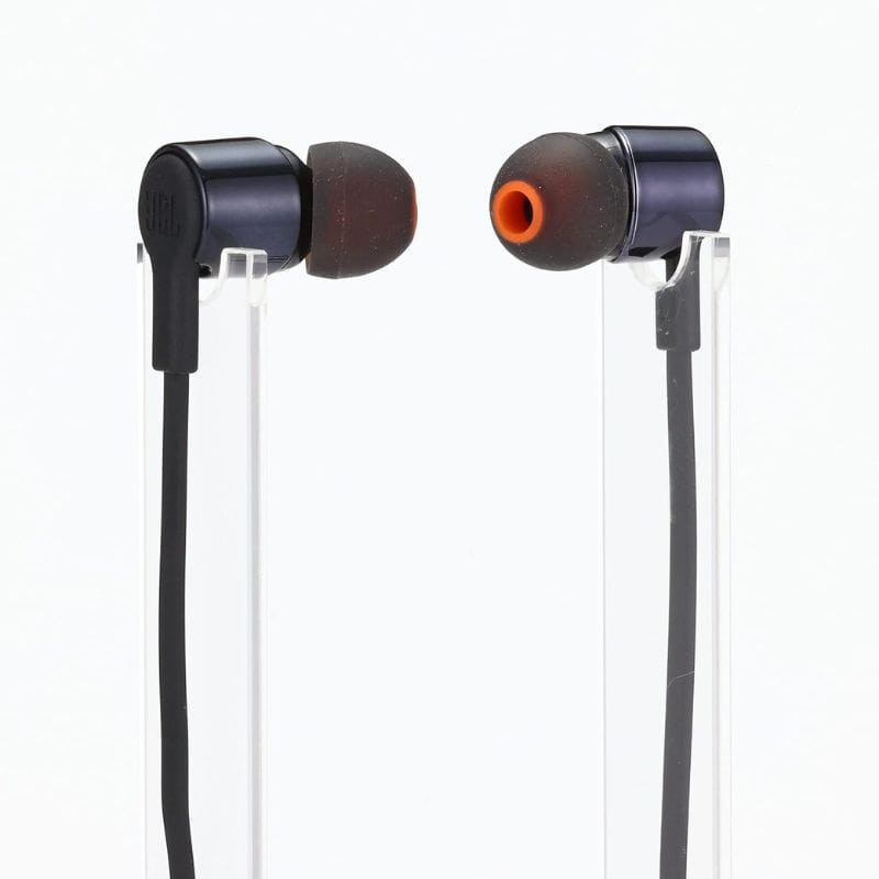 Imagem do JBL Tune 210 Black colocada num suporte transparente
