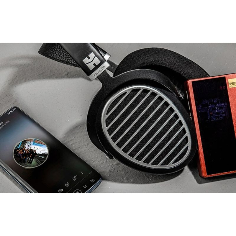 Hifiman Ananda - Casque Hi-Fi magnétique planaire avec grandes oreillettes ovales à grille argentée, arceau rembourré et câble détachable visible