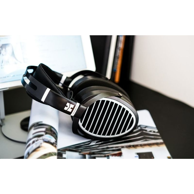 Hifiman Ananda BT - Casque supra-auriculaire posé sur un bureau