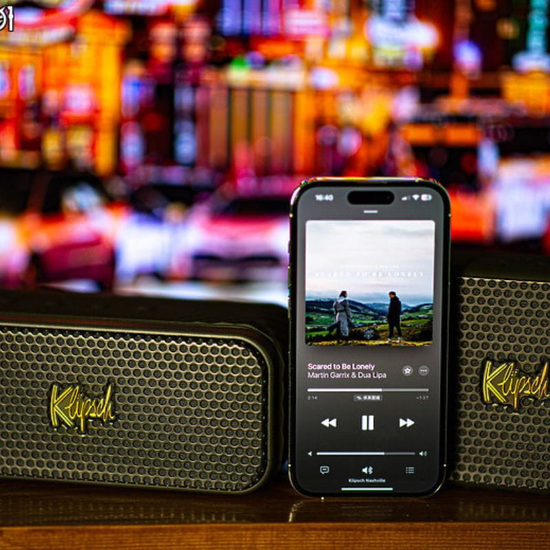 Klipsch Nashville - Altifalante portátil Bluetooth imagem com o telemóvel