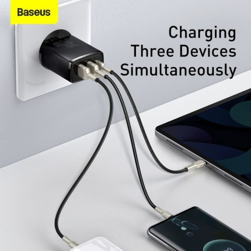 Baseus Compact Quick Charger 30W Blanco - Cargador de pared 2xUSB-A 1xUSB-C imagen cargando simultáneamente