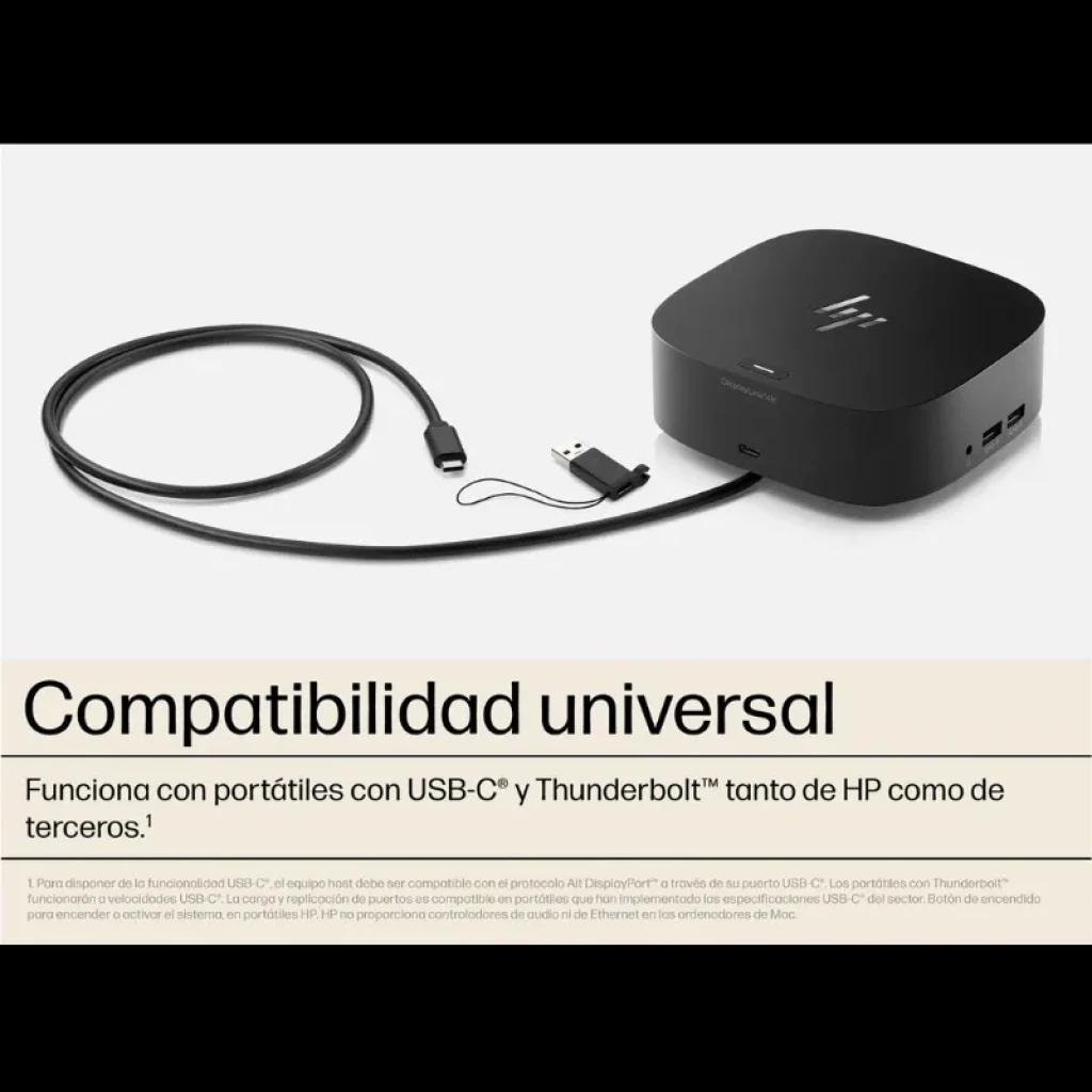 Hub portable HP Base USB-C G5 noir, compact, avec câble USB-C intégré et ports visibles : USB-A latéraux, HDMI, RJ45 et prise jack 3,5 mm. Logo HP sur le dessus