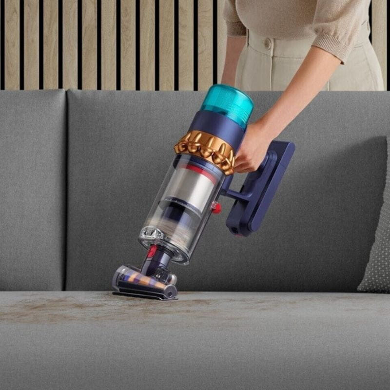 Dyson Gen5detect - Aspirateur à main, image représentant le nettoyage d'un canapé