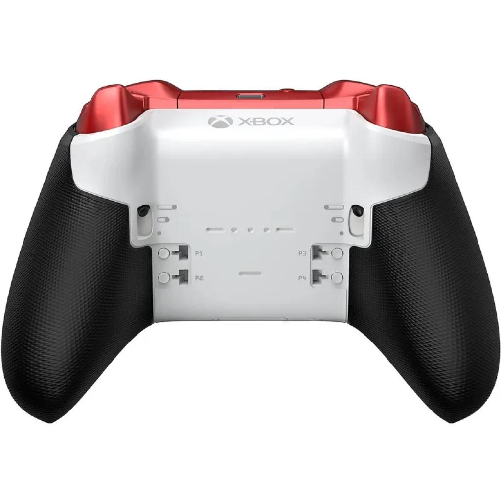 Parte trasera del gamepad Xbox Elite Series 2 Core: carcasa blanca, gatillos y bordes rojos metálicos, empuñaduras negras texturizadas y ranuras para