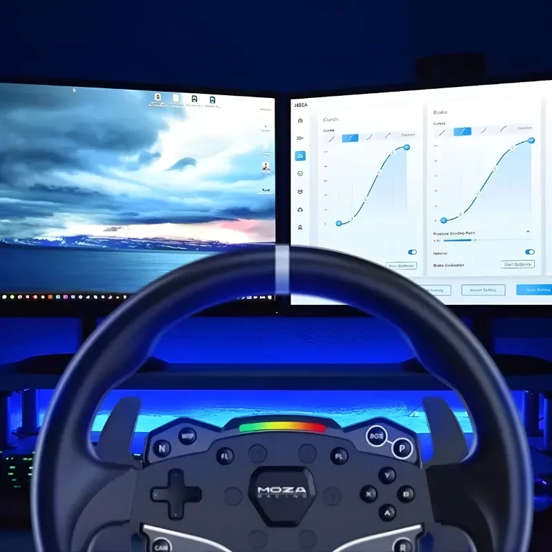 Moza R5 Racing Bundle PC com volante de simulação em destaque, aro com faixa central branca, botões iluminados e base direta de 5 nm diante de monitores