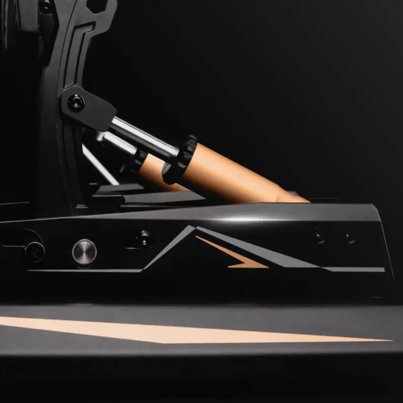 Placa frontal de fibra de carbono con logo MOZA Racing, acabado mate y patrón en símil carbono para los pedales CRP2 acelerador y freno