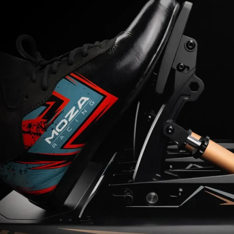 Moza Racing CRP2 Pedales acelerador y freno con acabado negro y dorado, cuerpo metálico robusto, resortes visibles y diseño angular premium