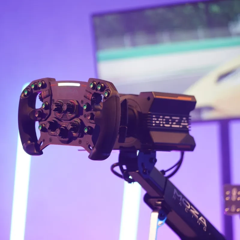 Moza Racing R9 V2 base Direct Drive 9 Nm en aluminio negro, montada en soporte, con volante tipo F1 y LEDs verdes, diseño robusto para simracing profesional