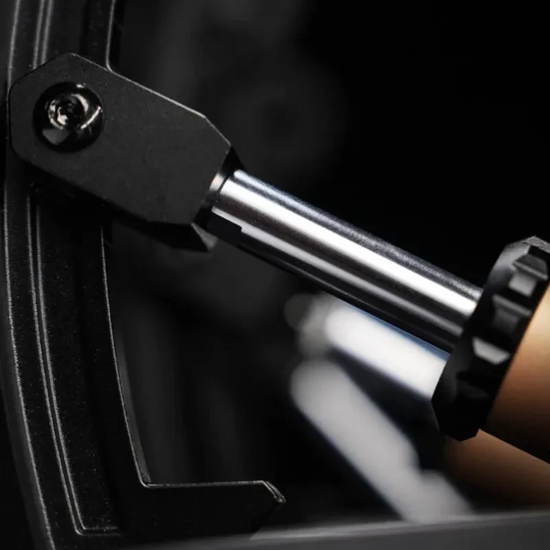 Detalle del actuador metálico del Moza Racing CRP2 Pedal de embrague con célula de carga, acabado premium en aluminio y ajuste de resistencia preciso