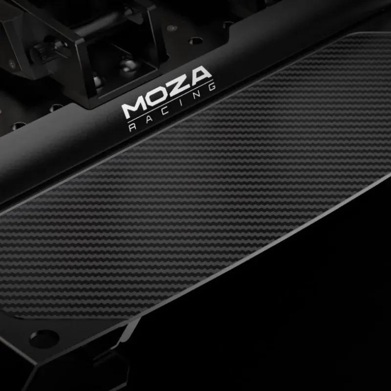 Placa de pedal Moza Racing con acabado en fibra de carbono, textura entrelazada y logotipo MOZA RACING blanco, diseño robusto para simulación de carreras