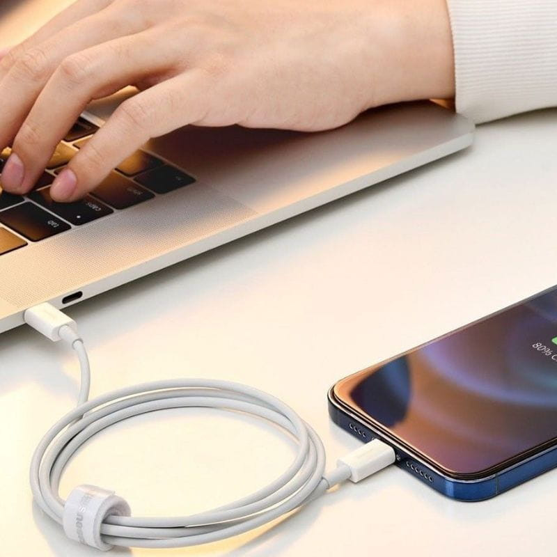 Baseus Superior Series - Cable USB-C a Lightning imagen transfiriendo datos del portátil al móvil