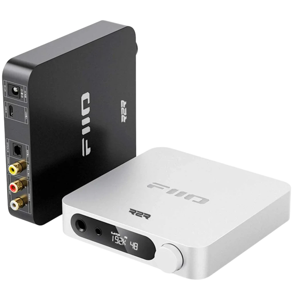 FiiO K11 R2R plateado con chasis compacto, pantalla frontal y perilla; salidas balanceadas, RCA y óptica visibles. Diseño minimalista USB-C Hi-Res.