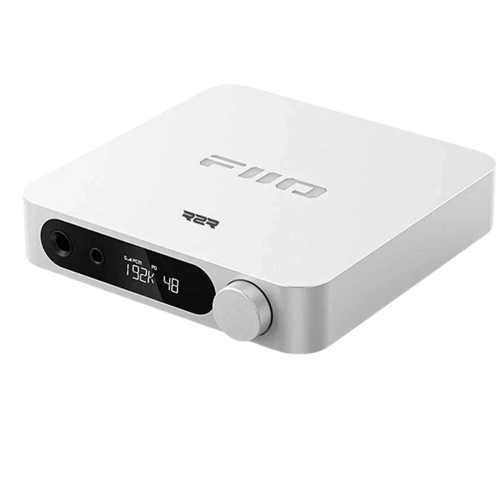 FiiO K11 R2R plateado con carcasa compacta, perilla frontal, pantalla OLED, salida balanceada y puertos laterales USB-C para audio Hi-Res