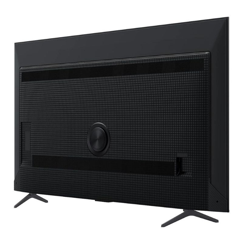 Dos du TCL 65P8K 65" QLED titane : coque noire texturée, évents horizontaux, cache central rond, pieds écartés, ports discrets sur le côté.
