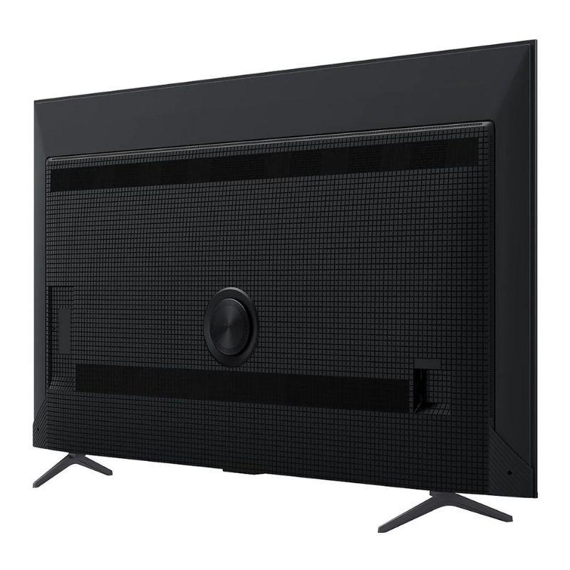 Dos du TCL 65P8K 65" QLED titane : coque noire texturée, évents horizontaux, cache central rond, pieds écartés, ports discrets sur le côté.