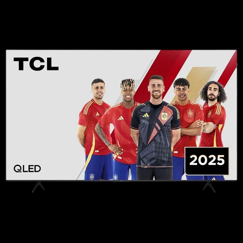 TCL 75P7K 75" QLED 4K UHD noir, bords fins, pieds écartés, écran affichant joueurs en maillot rouge, logo TCL et badge 2025 visibles.