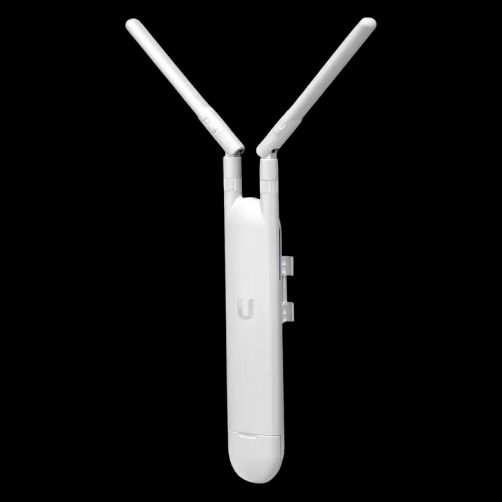Punto de acceso Ubiquiti Unifi AC Mesh blanco, cuerpo alargado con dos antenas externas orientables en V, montaje en pared, diseño para exterior con PoE