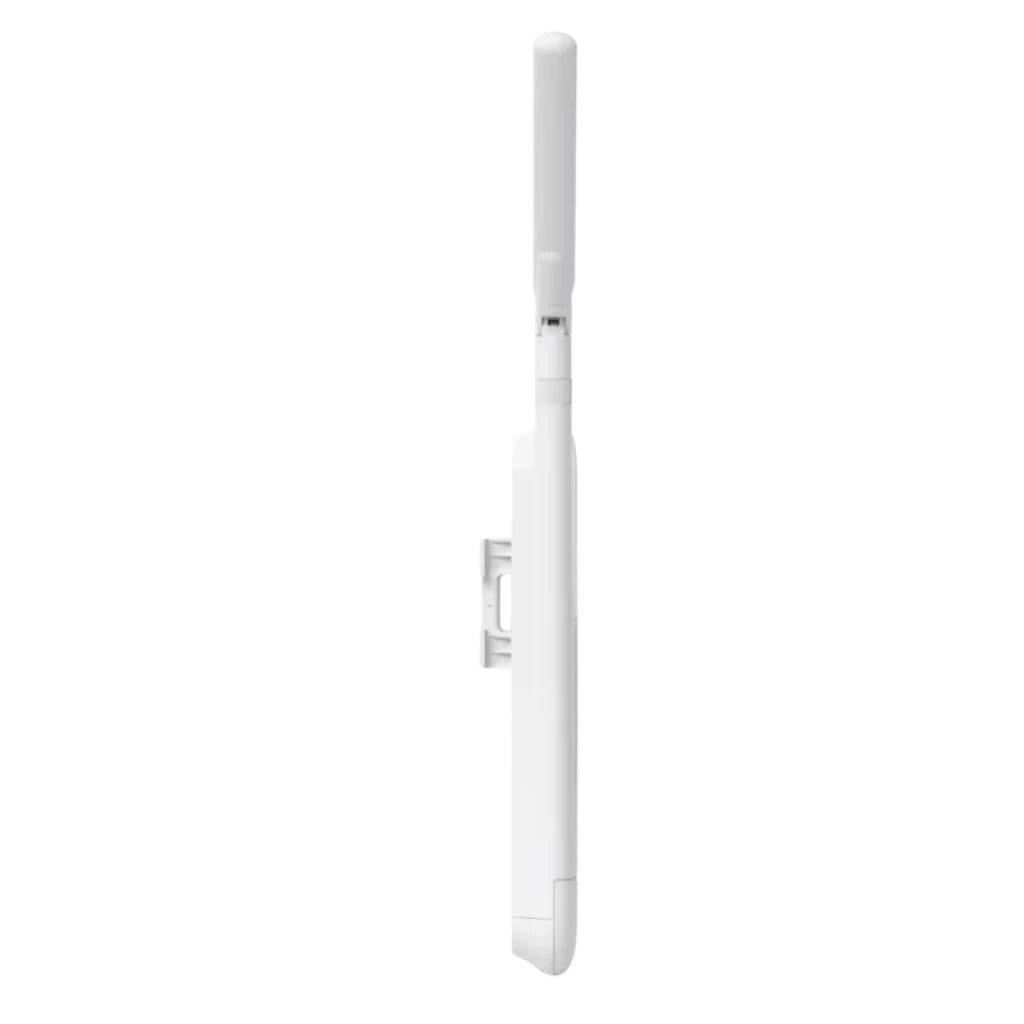 Punto de acceso blanco alargado con carcasa resistente, antena vertical integrada y soporte de montaje lateral para exterior, diseño estilizado y compacto