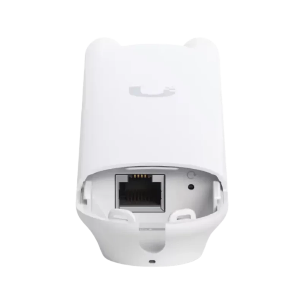 Conector Ethernet PoE expuesto en carcasa blanca del Ubiquiti Unifi AC Mesh, diseño compacto y resistente para montaje exterior y redes WiFi 5 1167 Mbit/s