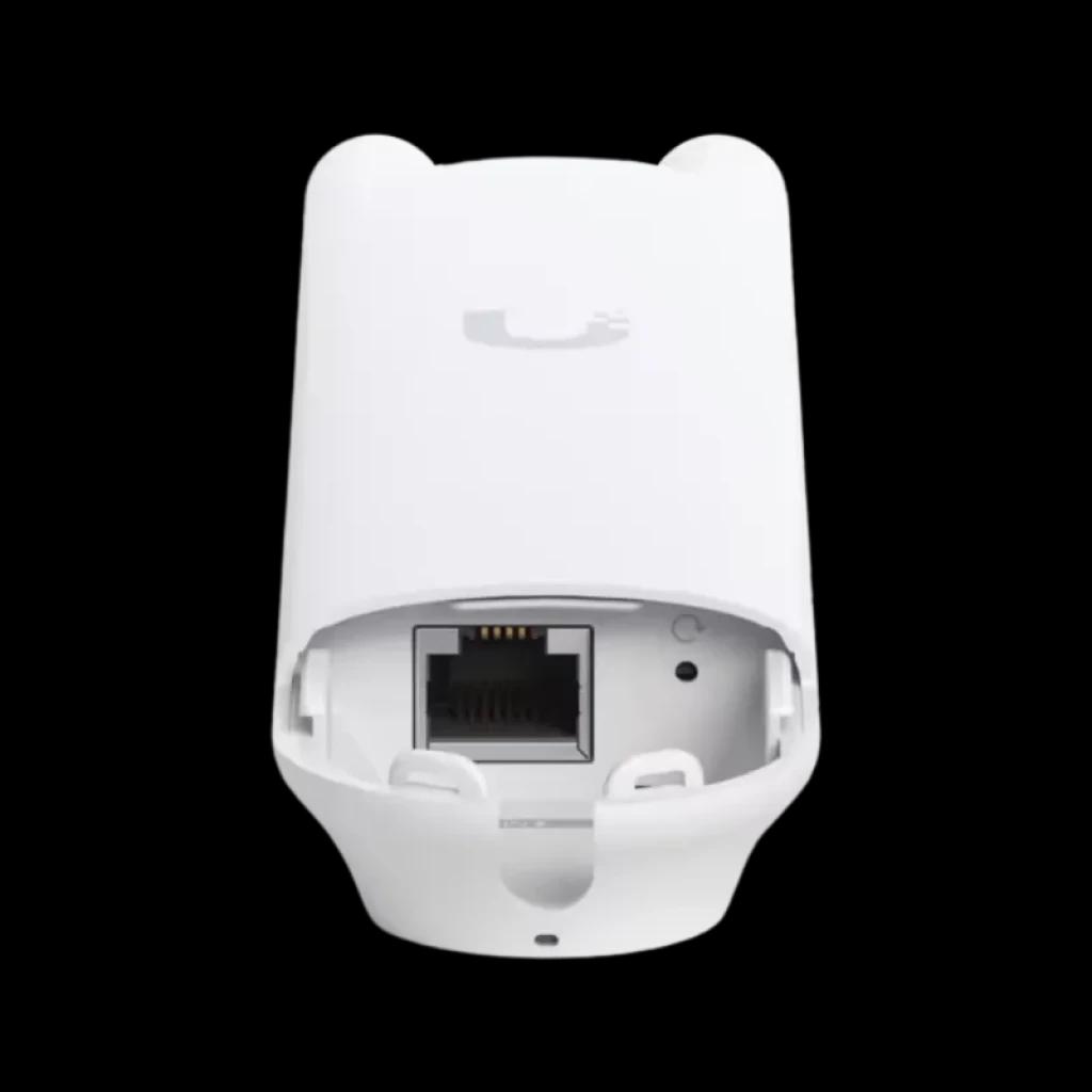 Conector Ethernet PoE expuesto en carcasa blanca del Ubiquiti Unifi AC Mesh, diseño compacto y resistente para montaje exterior y redes WiFi 5 1167 Mbit/s