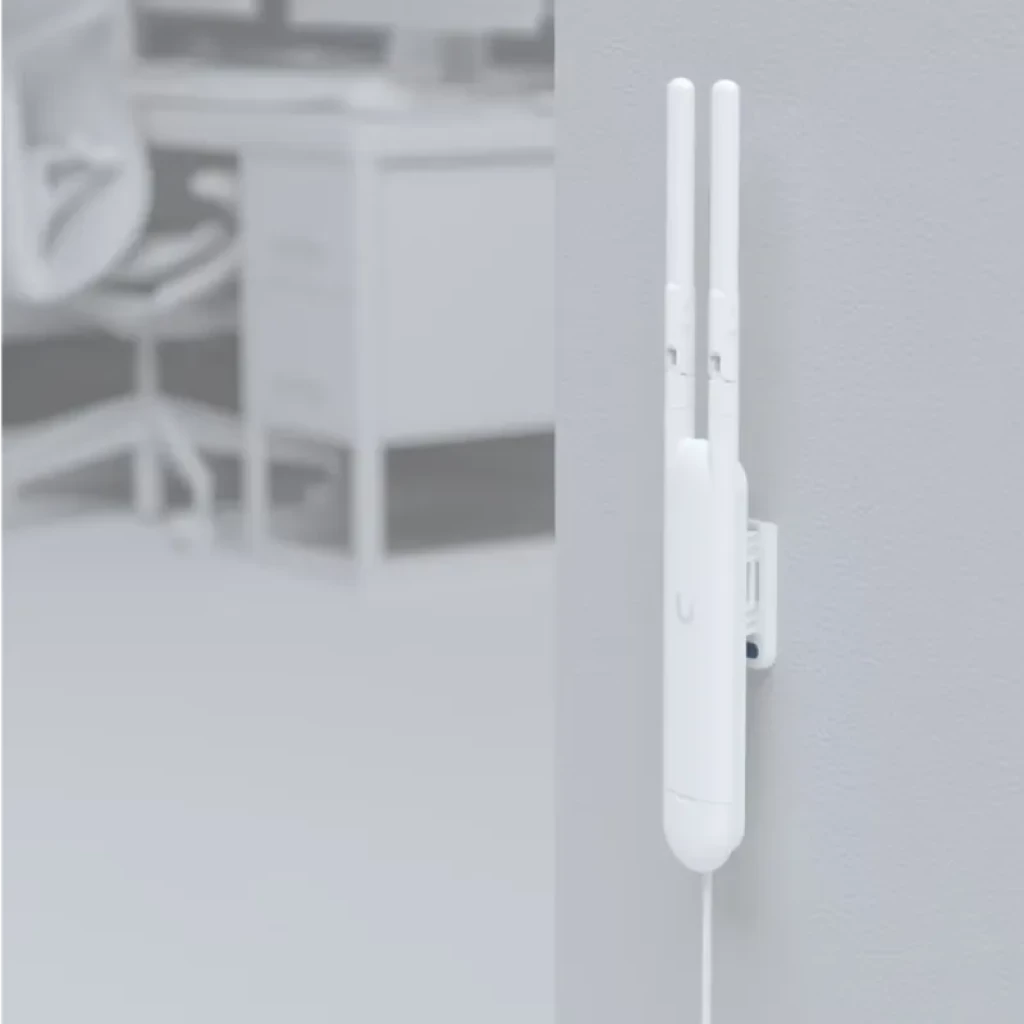 Punto de acceso Ubiquiti Unifi AC Mesh blanco, diseño vertical con dos antenas externas y montaje en pared, cable inferior y soporte PoE para exteriores