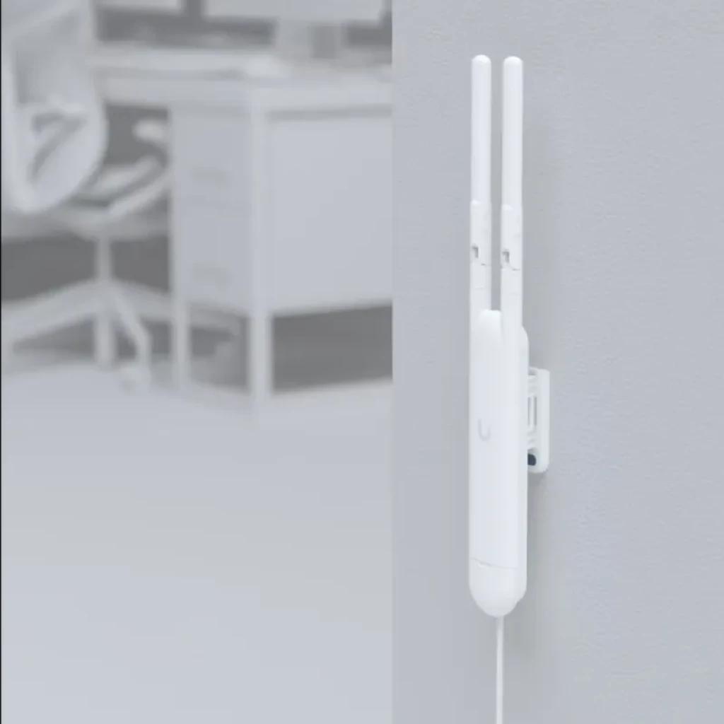 Punto de acceso Ubiquiti Unifi AC Mesh blanco, diseño vertical con dos antenas externas y montaje en pared, cable inferior y soporte PoE para exteriores