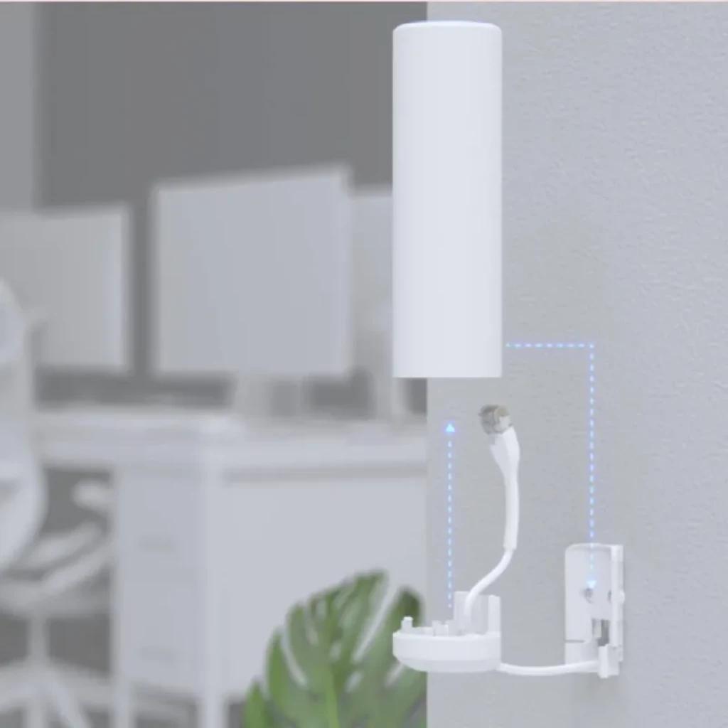 Cilindro blanco montado en pared con base y cable Ethernet expuesto; diseño minimalista para punto de acceso WiFi 6 Ubiquiti U6 Mesh con PoE