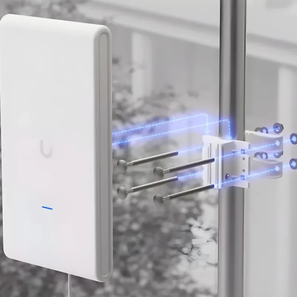 Ubiquiti U6 Mesh Pro Blanco montado en poste, diseño rectangular minimalista, LED de estado azul, soporte metálico con pernos, carcasa resistente para