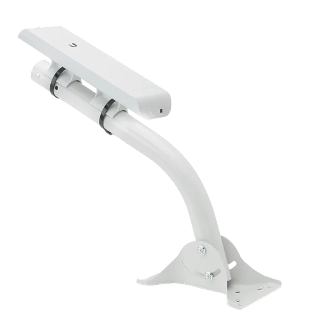 Soporte Ubiquiti UB-AM: brazo curvo metálico con base triangular perforada y abrazaderas ajustables para fijar antenas en pared o poste, acabado blanco