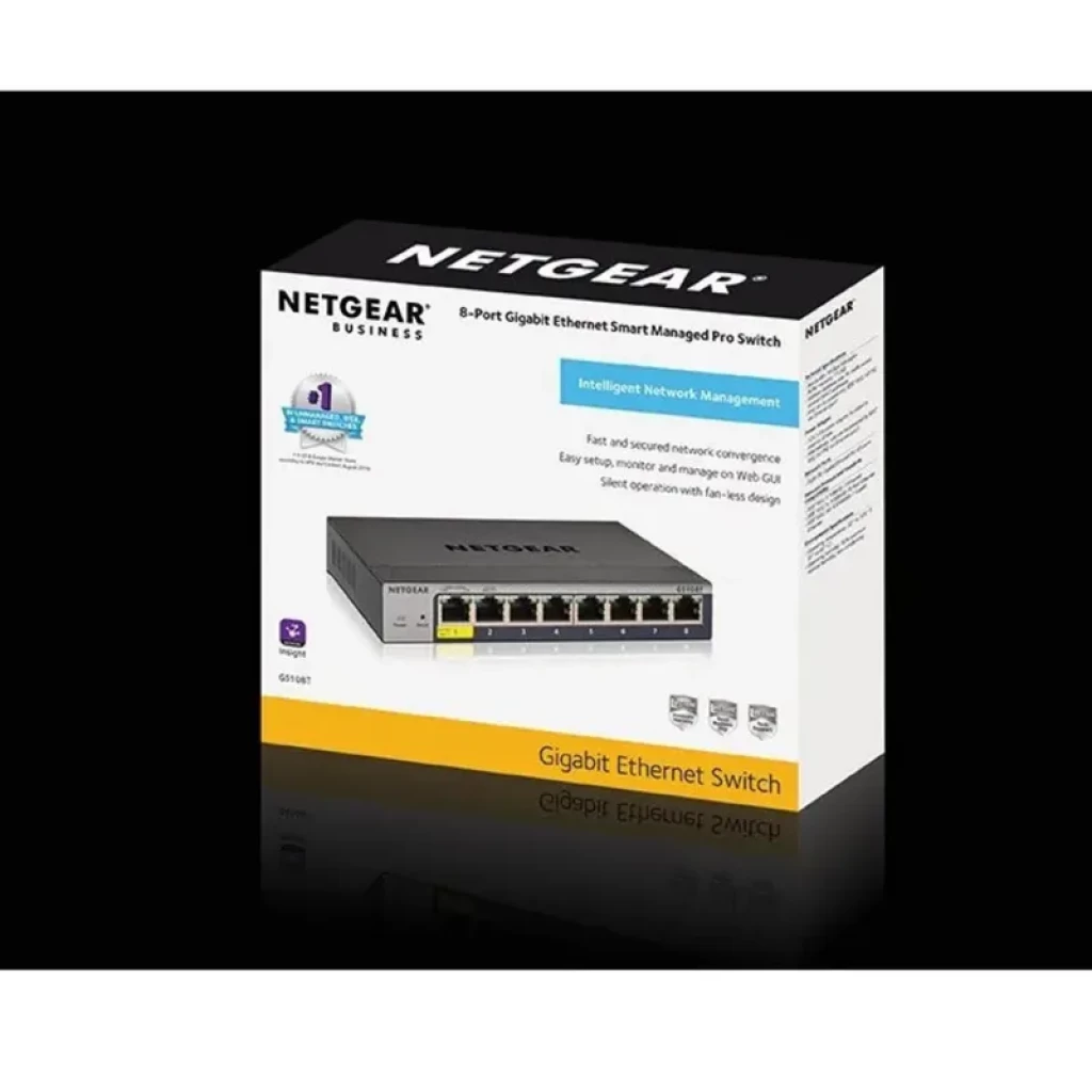 NETGEAR GS108Tv3 Switch L2 gestionado, 8 puertos Gigabit. Caja negra con imagen del equipo metálico, LEDs frontales y puertos RJ45 alineados en frontal.