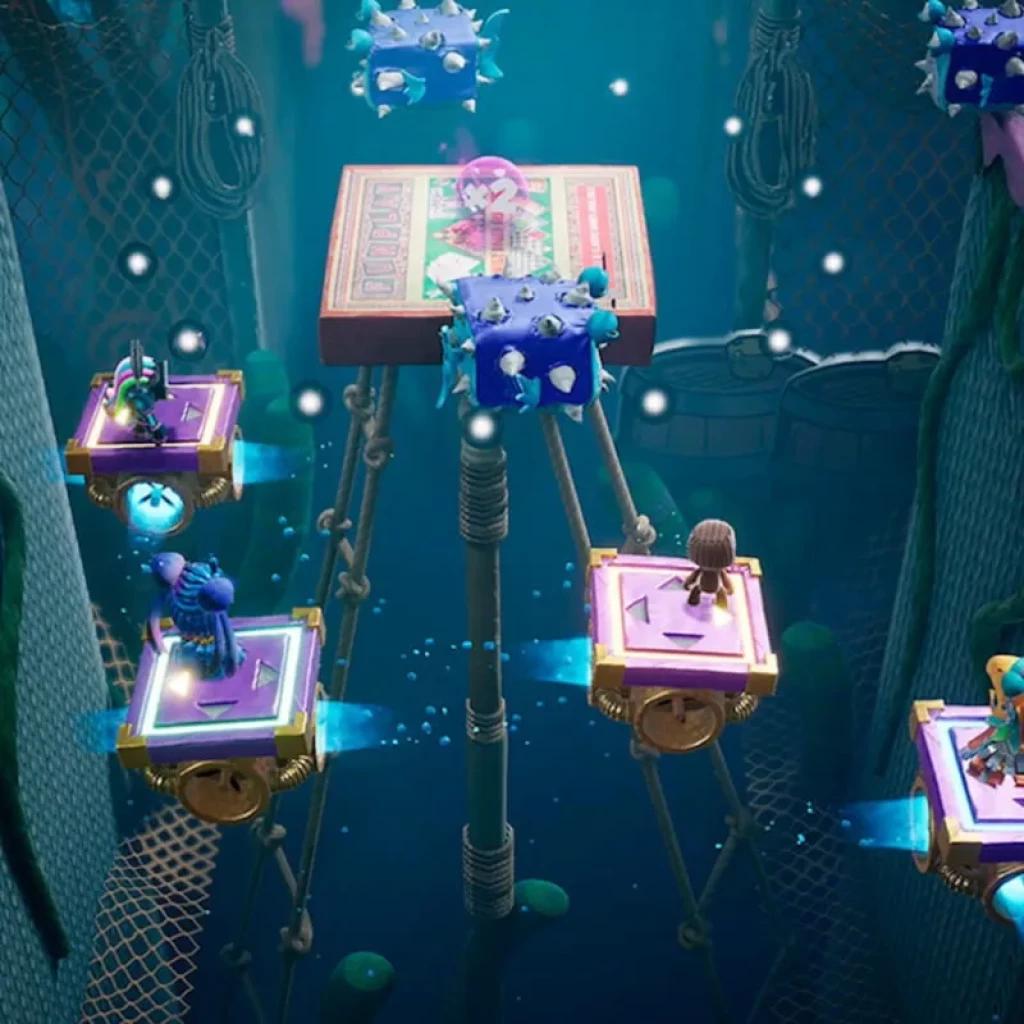 Gameplay colorido en PS5: plataformas flotantes, personajes caricaturescos y obstáculos con pinchos en un nivel vibrante y detallado