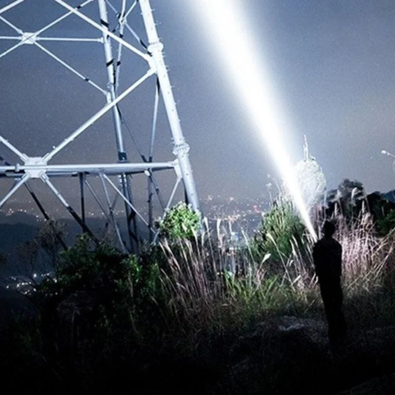 Superfire M61 - Lâmpada de acampamento com foco iluminando à noite