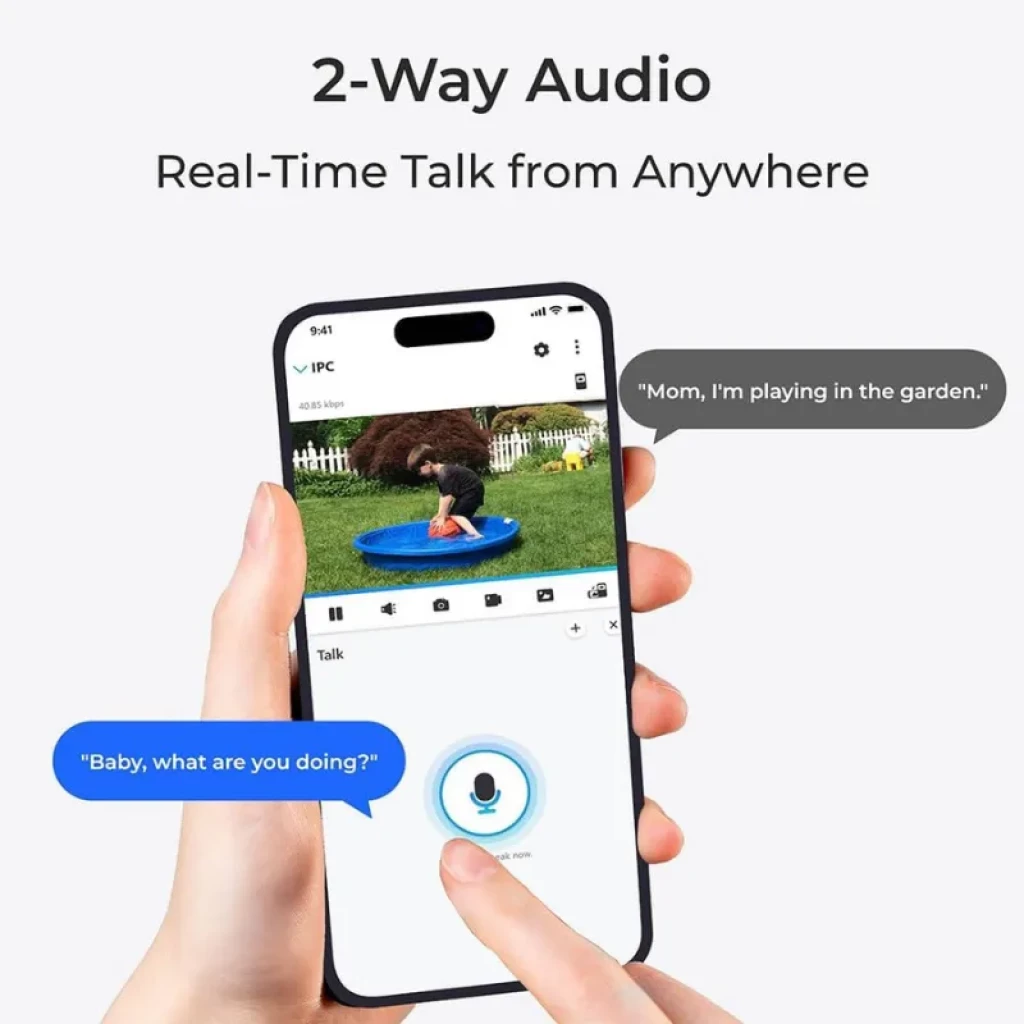Smartphone exibindo o aplicativo Reolink TrackMix W760 com áudio bidirecional em tempo real, microfone na tela e visualização da câmara 4K externa