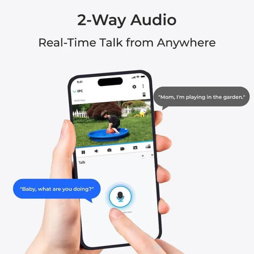 Smartphone exibindo o aplicativo Reolink TrackMix W760 com áudio bidirecional em tempo real, microfone na tela e visualização da câmara 4K externa