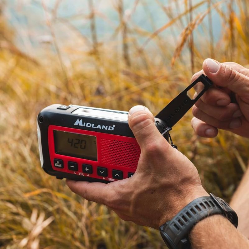 Midland ER250-NT - Radio de emergencia con Bluetooth en la mano de un hombre