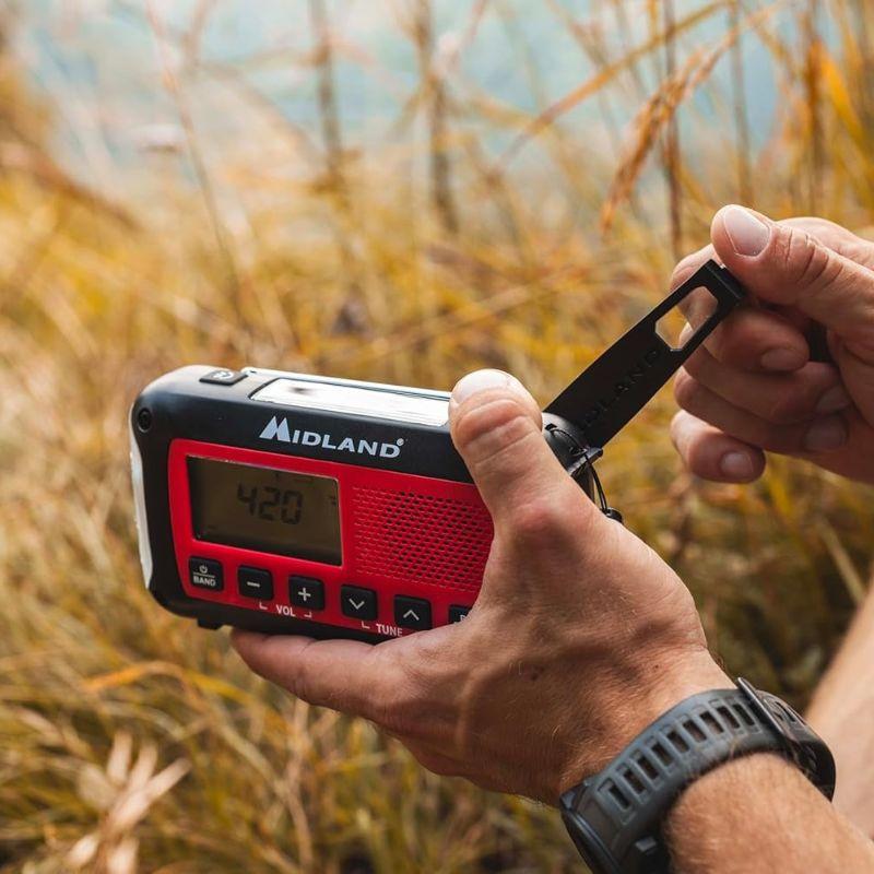 Midland ER250-NT - Radio de emergencia con Bluetooth en la mano de un hombre