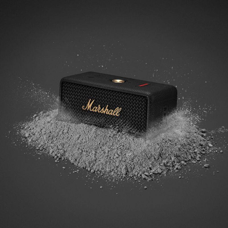 Marshall Emberton III Black and Brass rodeado de pó