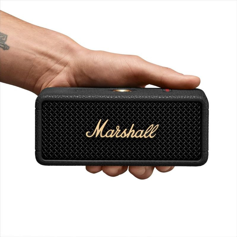 Marshall Emberton III Black and Brass na mão de uma pessoa