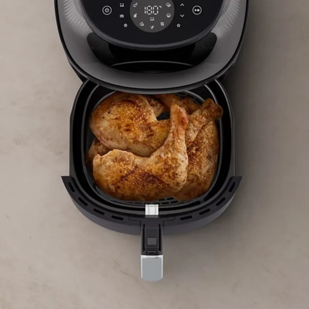 Freidora de aire Philips 3000 con cesta de 6,2 L, ventana de visualización, panel digital superior y asa frontal; interior antiadherente con pollo asado