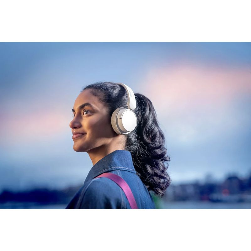 Philips 4000 Series TAH4209WT/00 Blanco - Auriculares inalámbricos siendo usados por un humano al aire libre