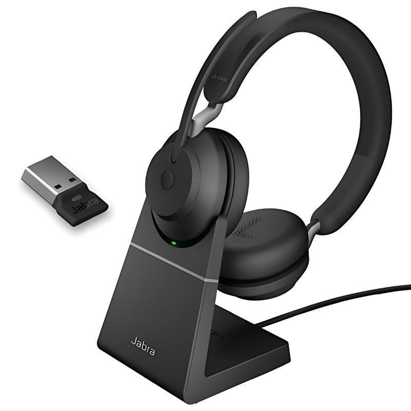 Jabra Evolve2 65 UC Stereo (USB-A) Noir + Support de recharge, image avec la base de recharge