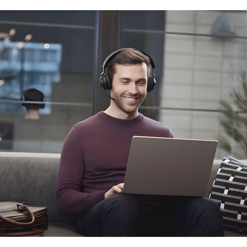 Jabra Evolve2 65 UC Stereo (USB-A) Noir + Support de recharge, image réelle utilisée par un humain