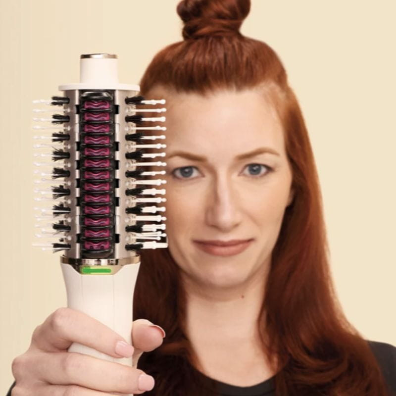 Shark SmoothStyle - Escova modeladora imagem na mão de uma rapariga