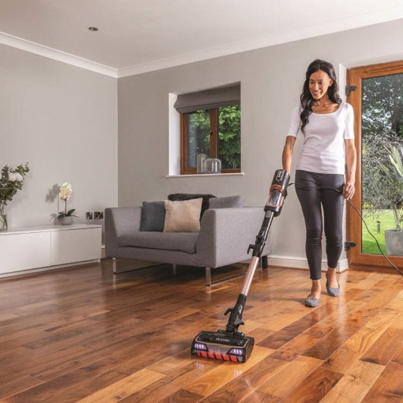 Shark HZ500EUT Aspiradora escoba Negro, Oro rosa, imagen usándola en parquet