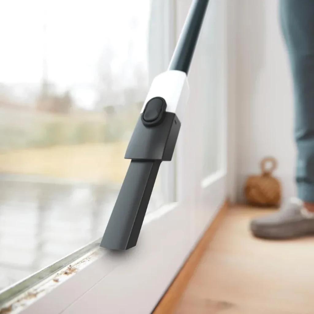 Bocal estreito Shark BU1120EU para limpar ranhuras de janelas; design em preto e branco, ponta alongada para sujidade em cantos e bordas, uso sem fios